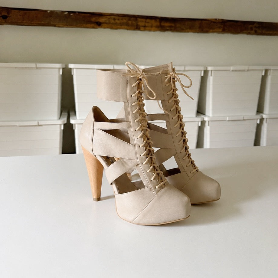 Kathryn Amberleigh Leather Cut Out Lace Up Platform Heels Size 6.5