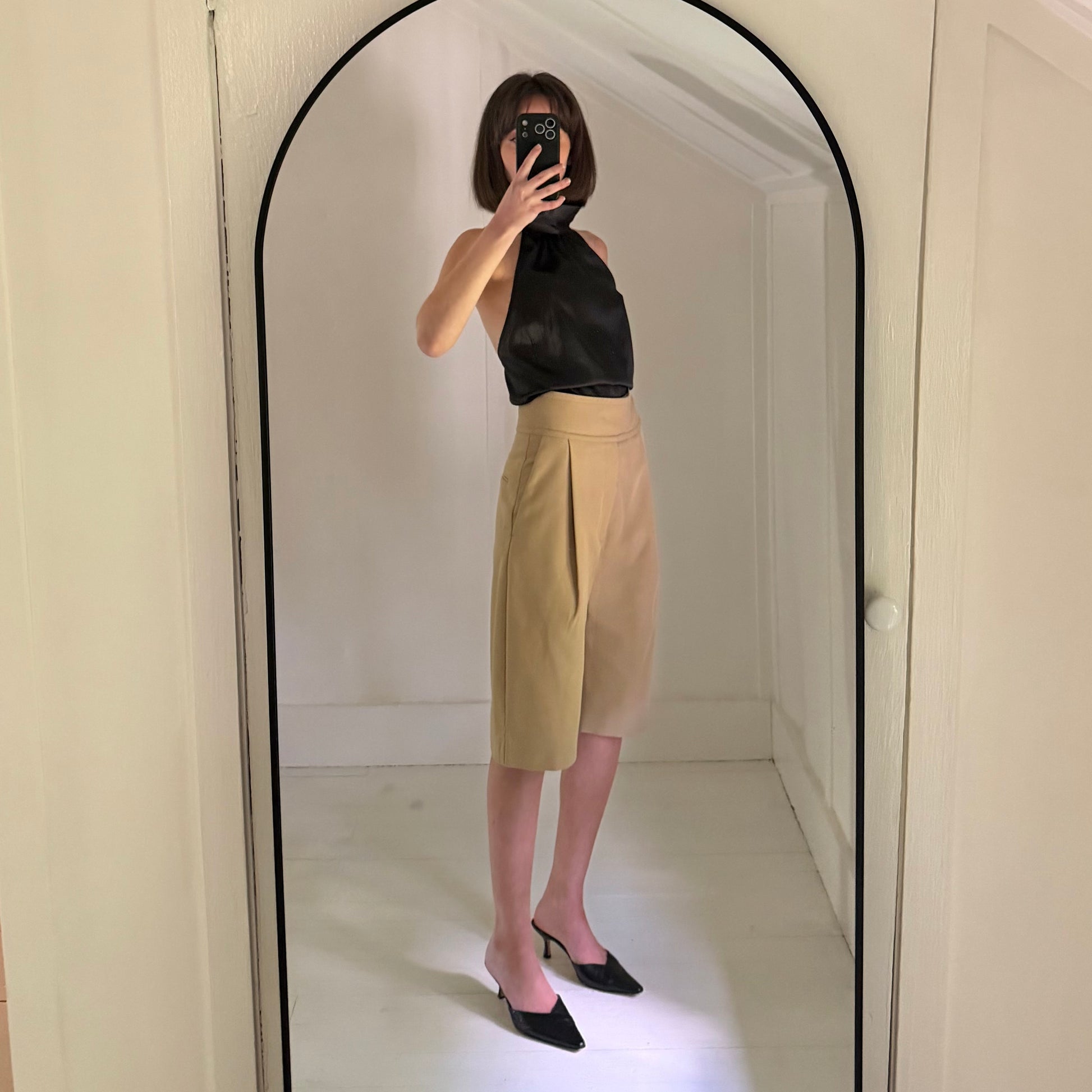 Toteme Lombardy Pleated Bermuda Shorts in Beige Size XS