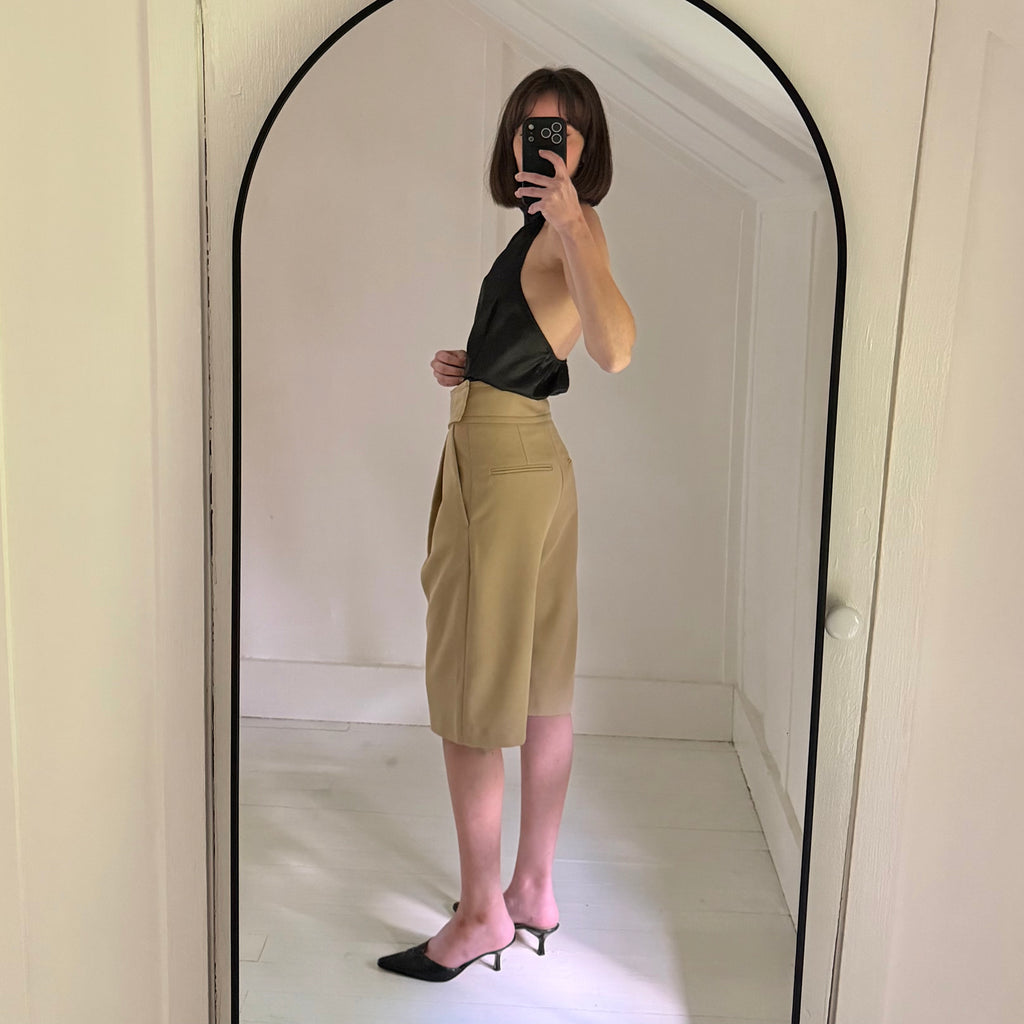 Toteme Lombardy Pleated Bermuda Shorts in Beige Size XS