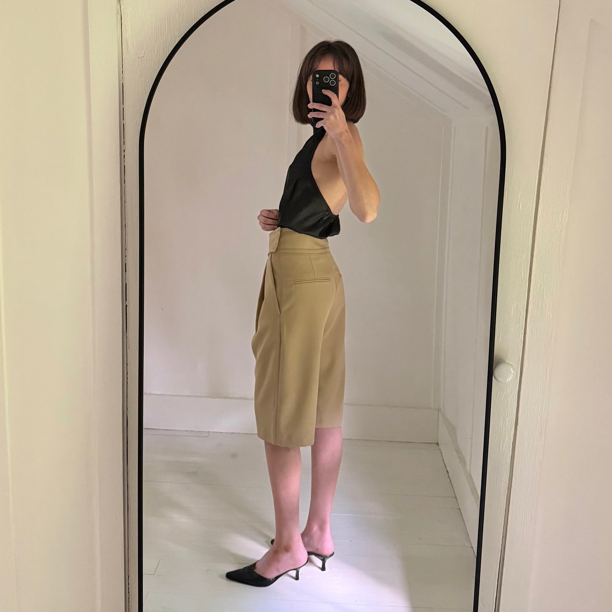 Toteme Lombardy Pleated Bermuda Shorts in Beige Size XS