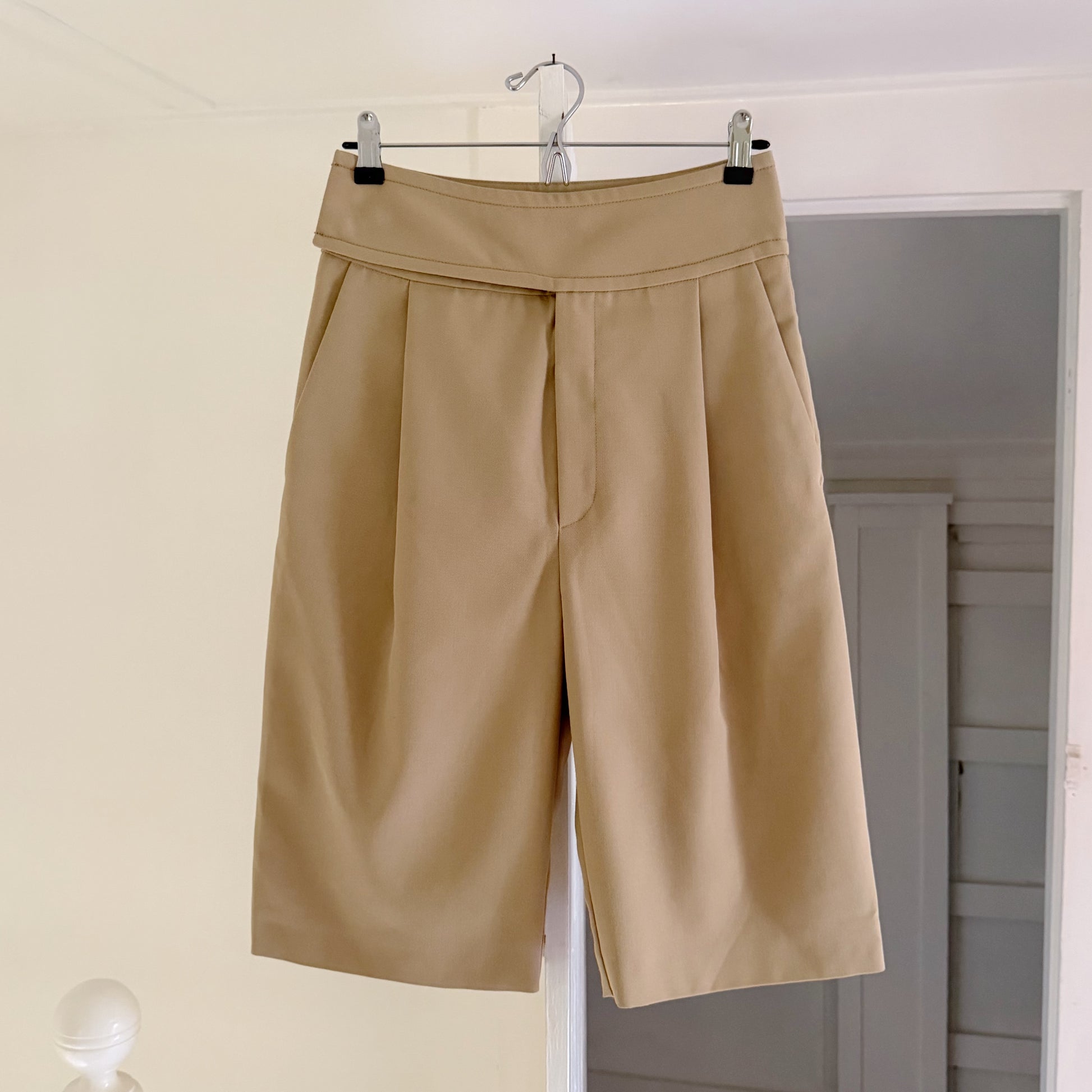 Toteme Lombardy Pleated Bermuda Shorts in Beige Size XS