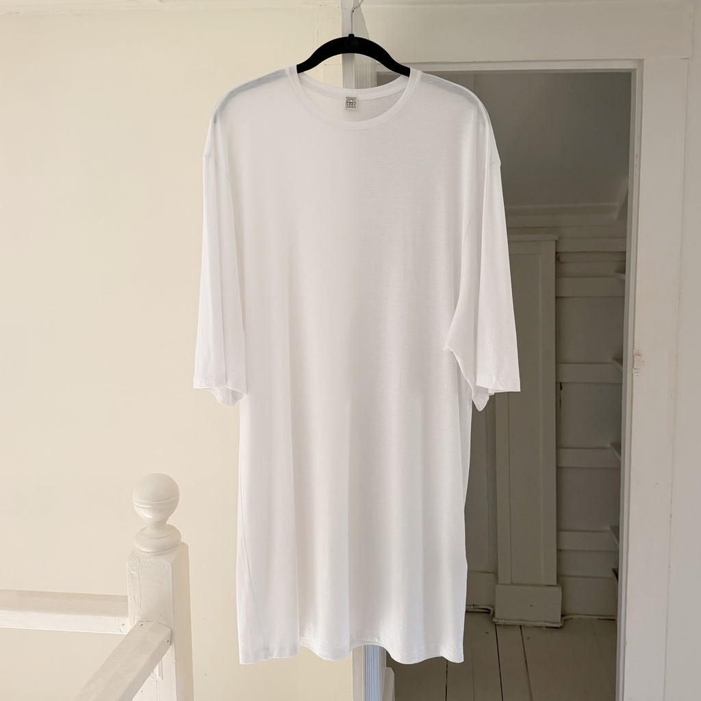Toteme Tencel-Cotton Relaxed Tee Dress in White Size XS