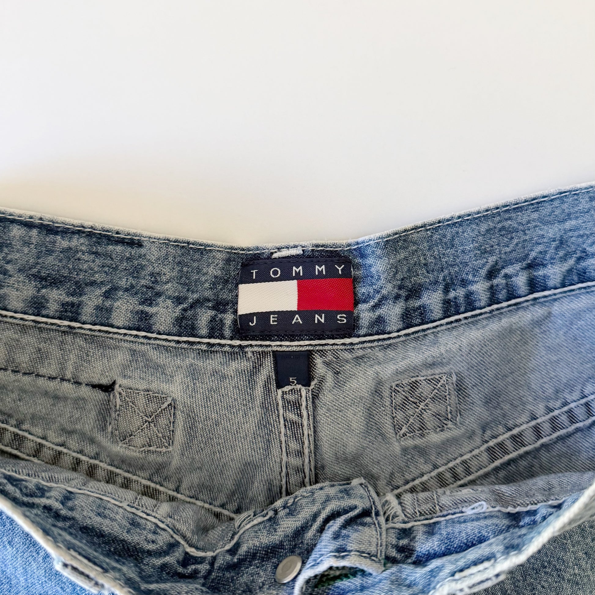 Tommy Jeans / Tommy Hilfiger Vintage Y2K Buckle Back Jean Shorts Size 5