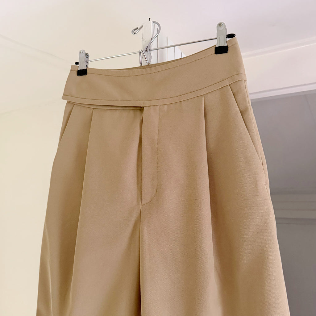 Toteme Lombardy Pleated Bermuda Shorts in Beige Size XS