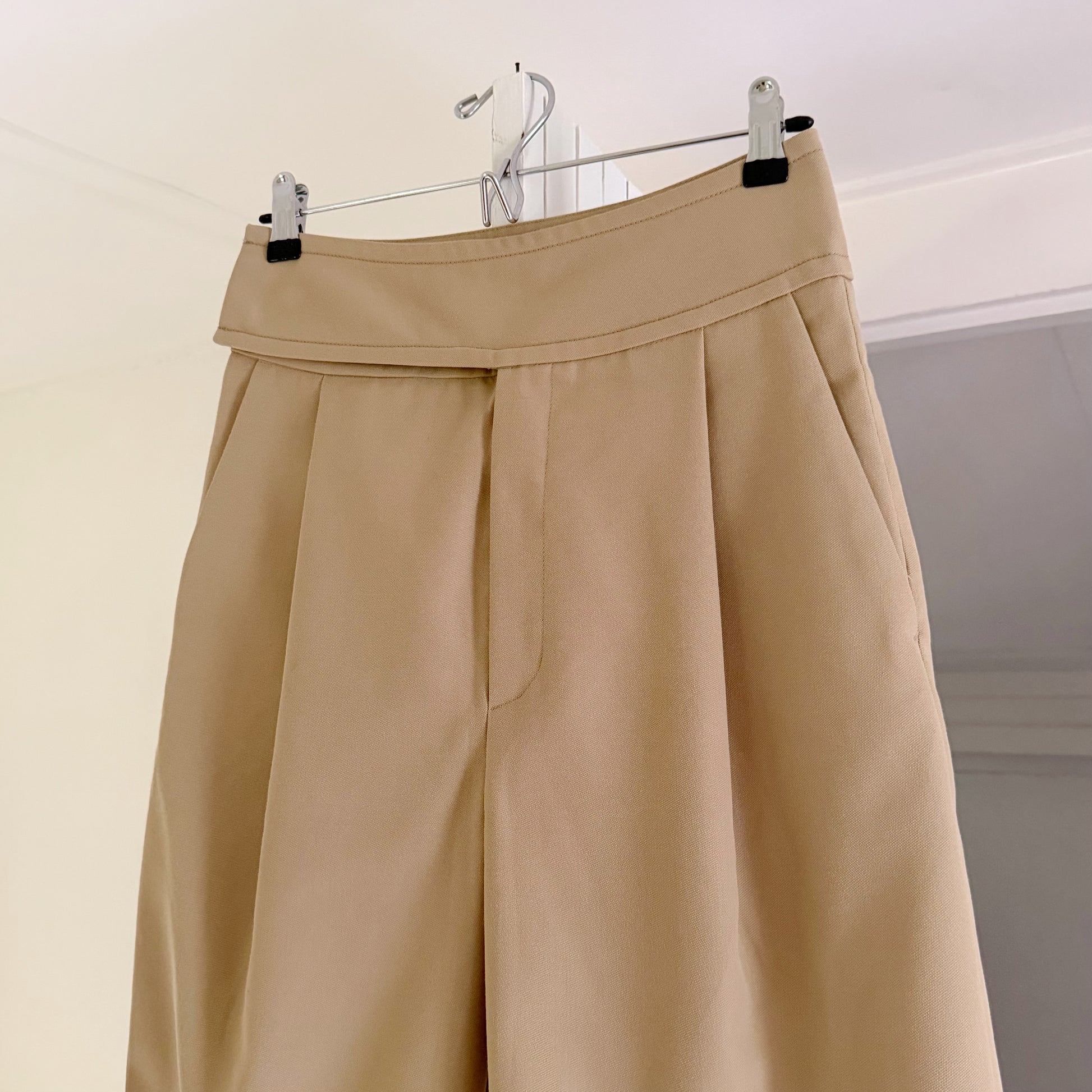 Toteme Lombardy Pleated Bermuda Shorts in Beige Size XS