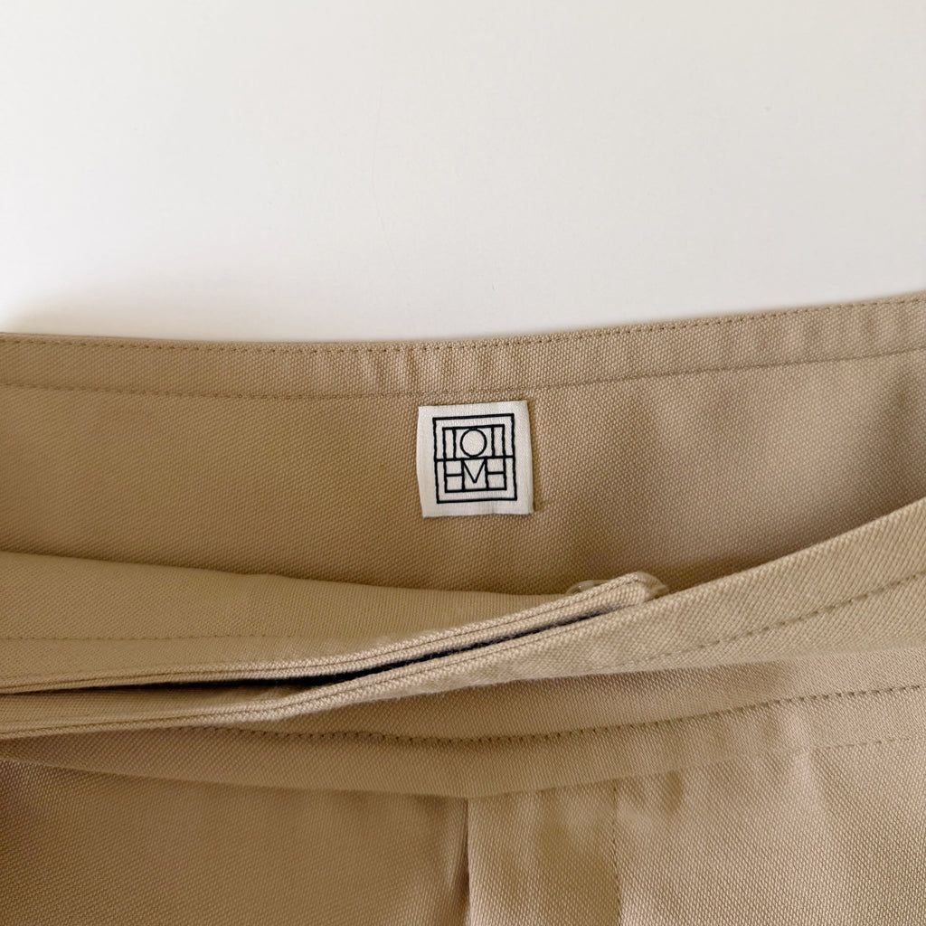 Toteme Lombardy Pleated Bermuda Shorts in Beige Size XS