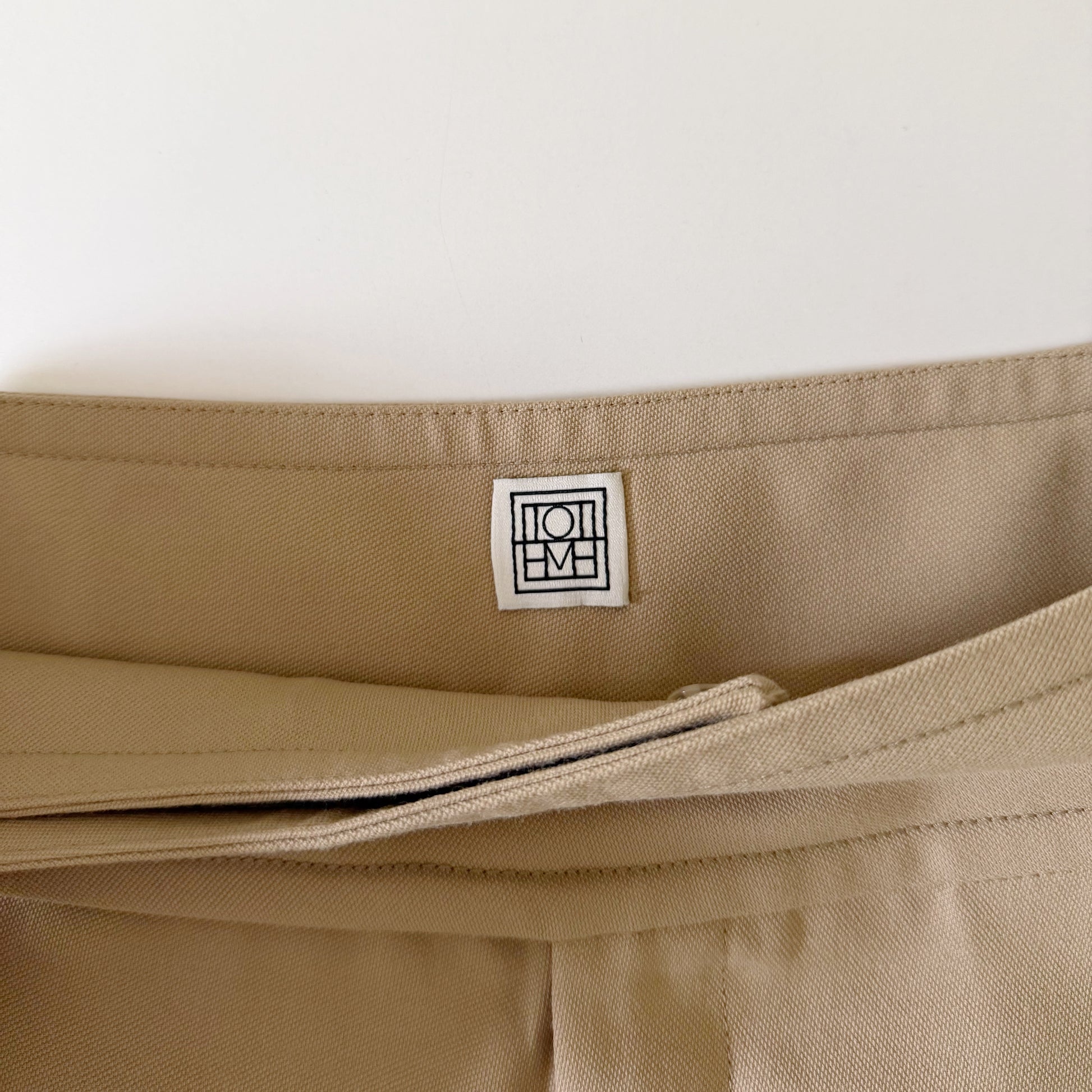 Toteme Lombardy Pleated Bermuda Shorts in Beige Size XS