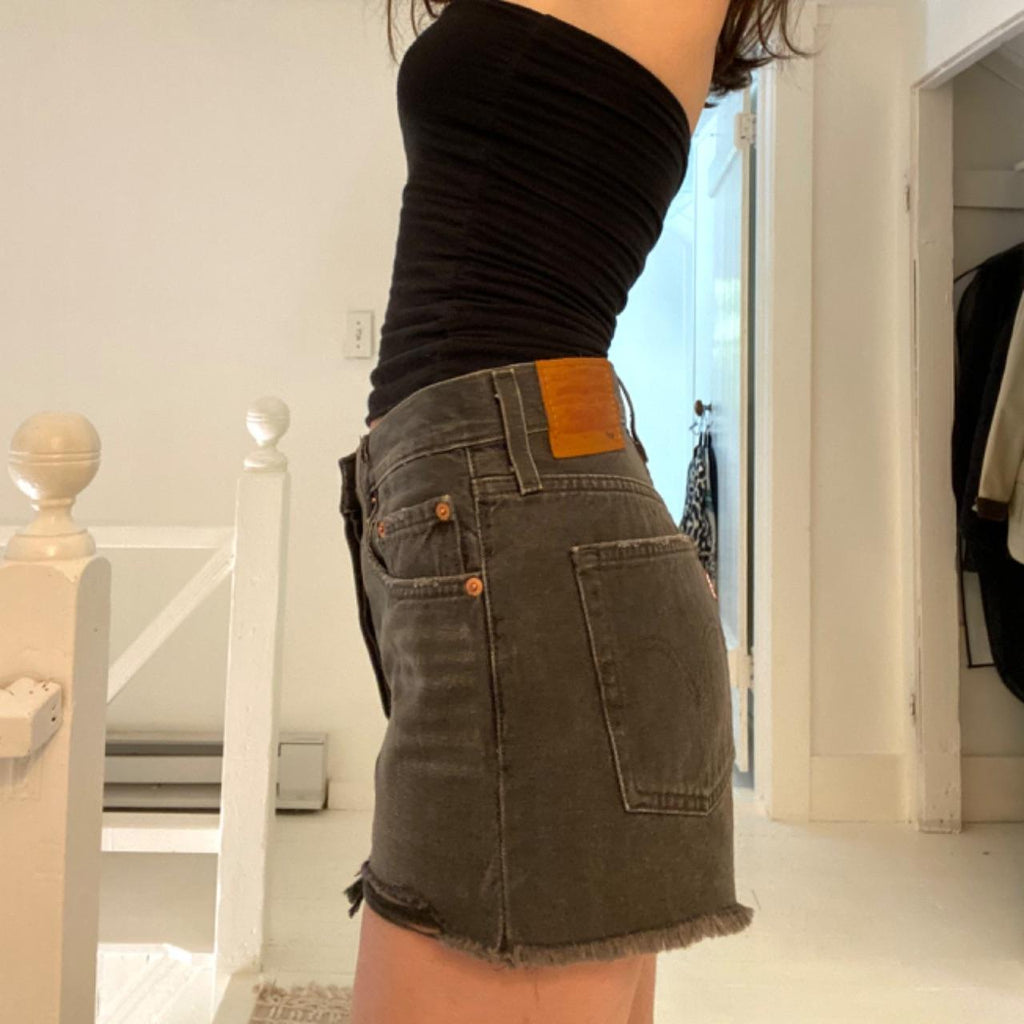 Levi’s 501 Distressed Jean Shorts in Eat Your Words Size 27