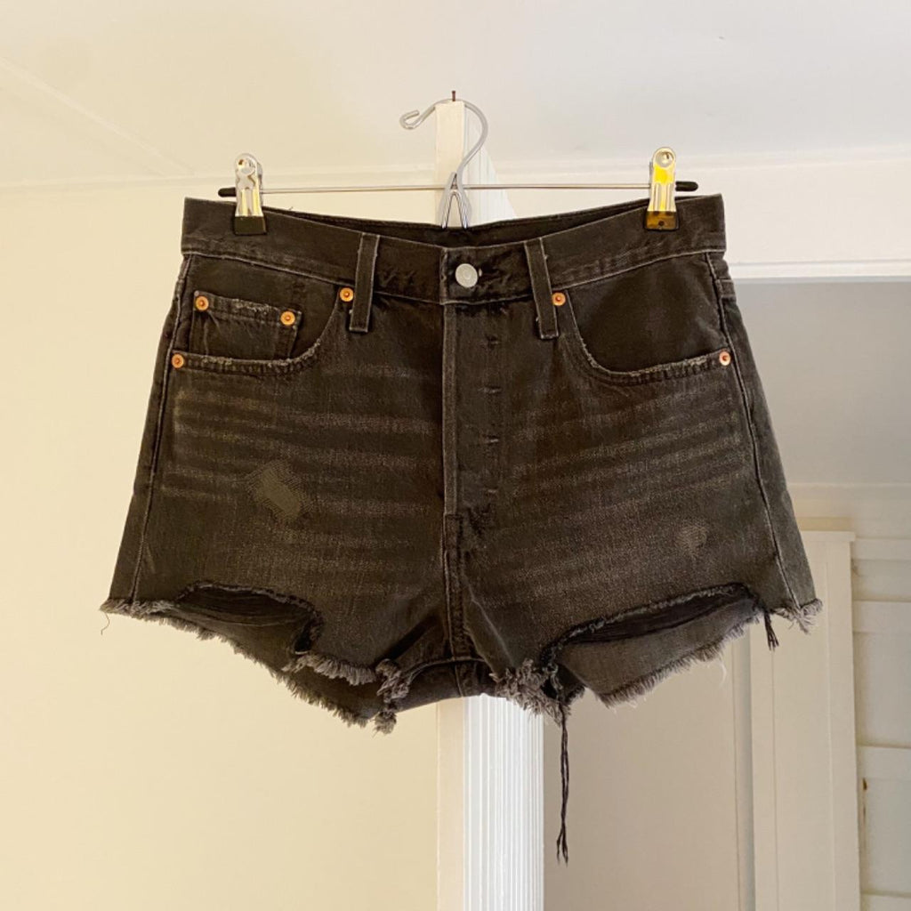 Levi’s 501 Distressed Jean Shorts in Eat Your Words Size 27