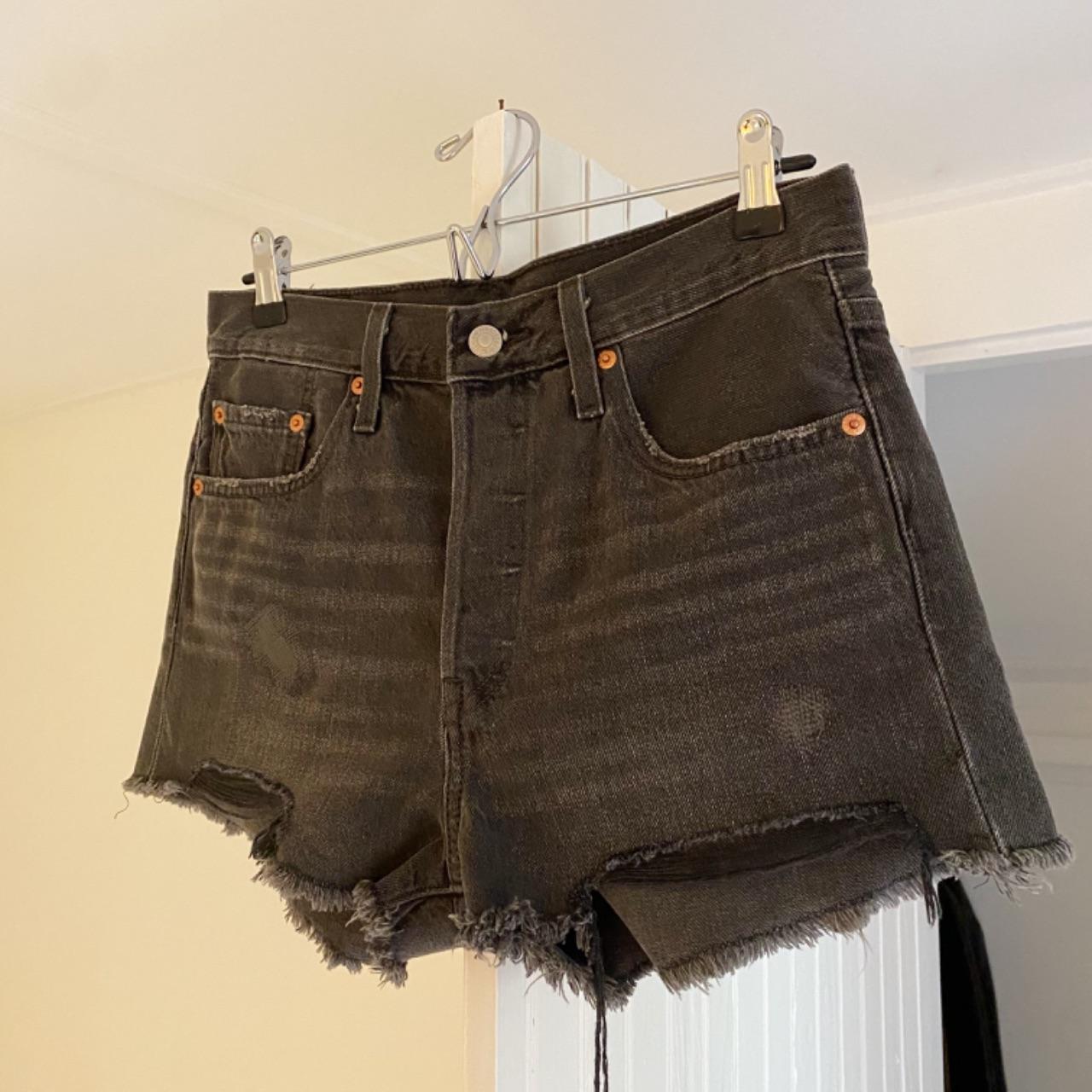 Levi’s 501 Distressed Jean Shorts in Eat Your Words Size 27