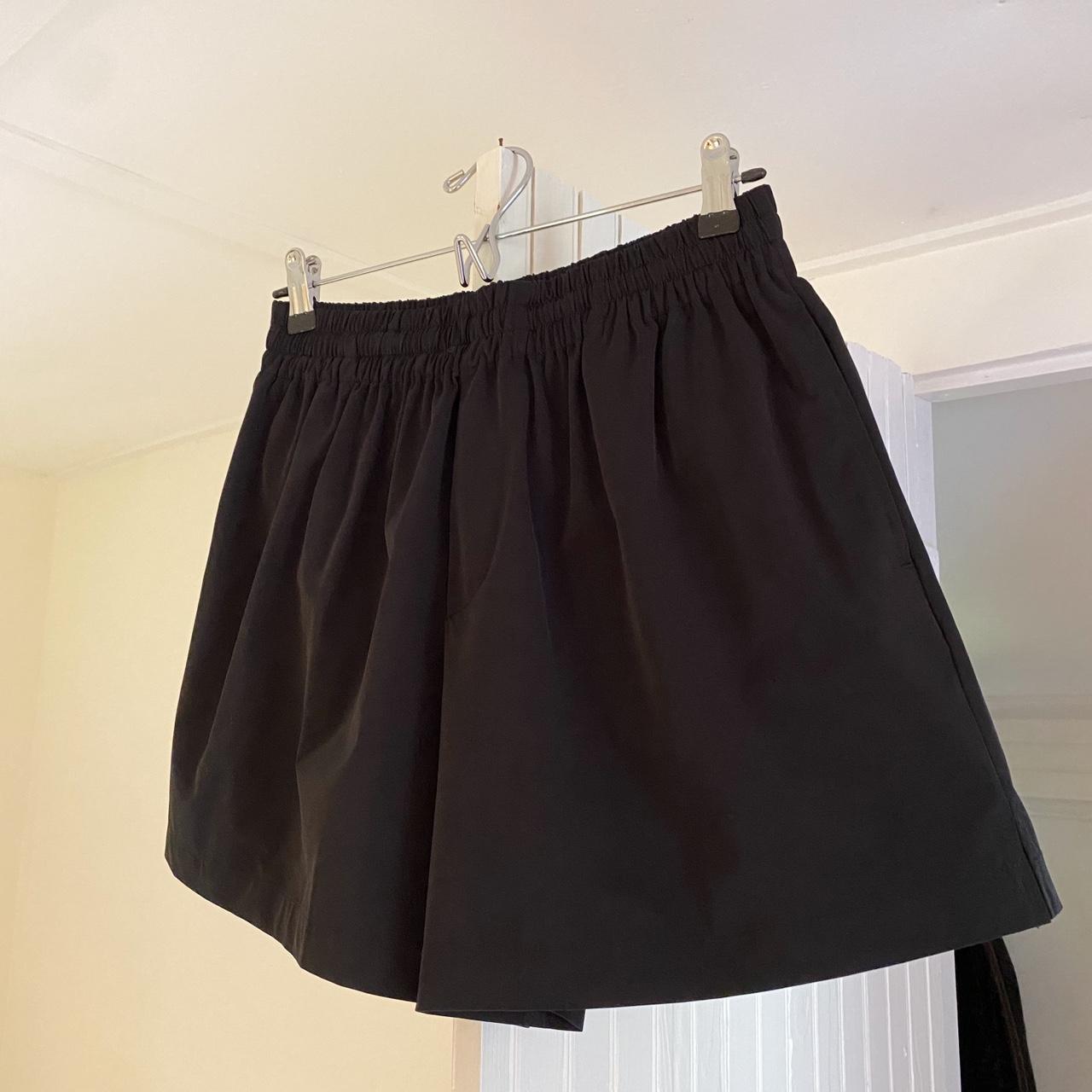 Helsa Tech Gabardine Shorts in Black Size S