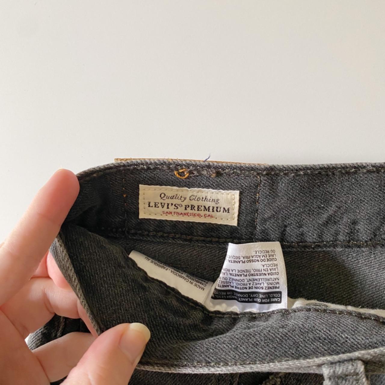 Levi’s 501 Distressed Jean Shorts in Eat Your Words Size 27