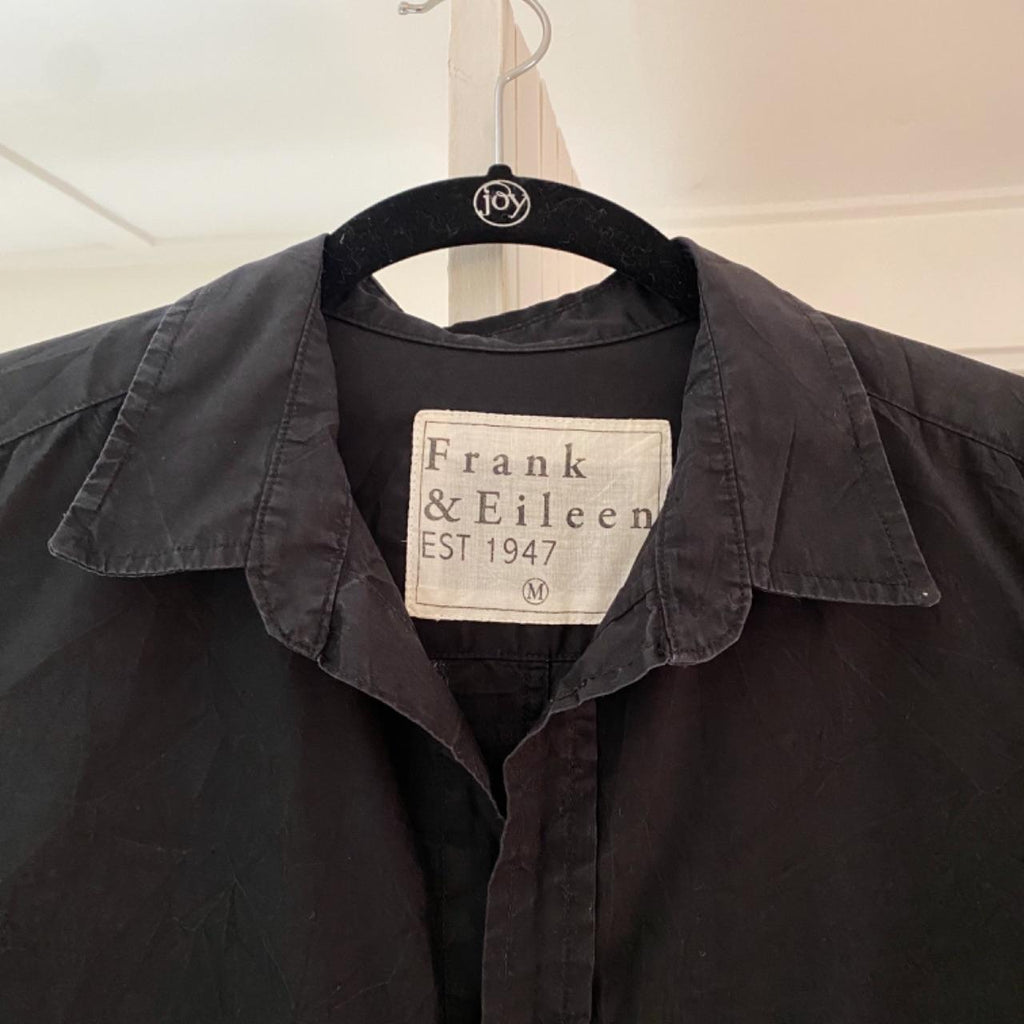 Frank & Eileen Barry Tailored Button-Up Shirt in Black Signature Crinkle Size M