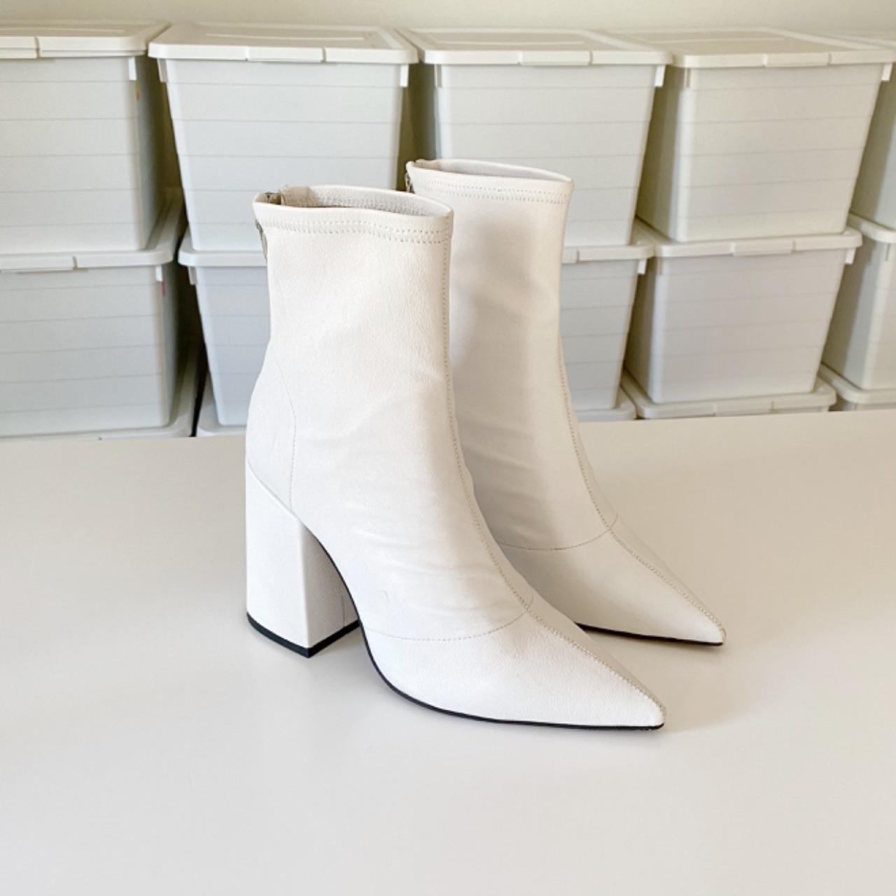 Alias Mae Ahnika White Leather Pointed Toe Ankle Boots Size 39
