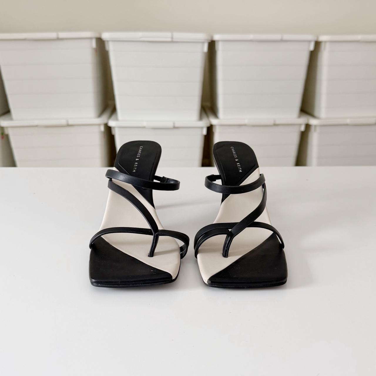 Charles & Keith Strappy Toe Ring Heeled Sandals in Black Size 36