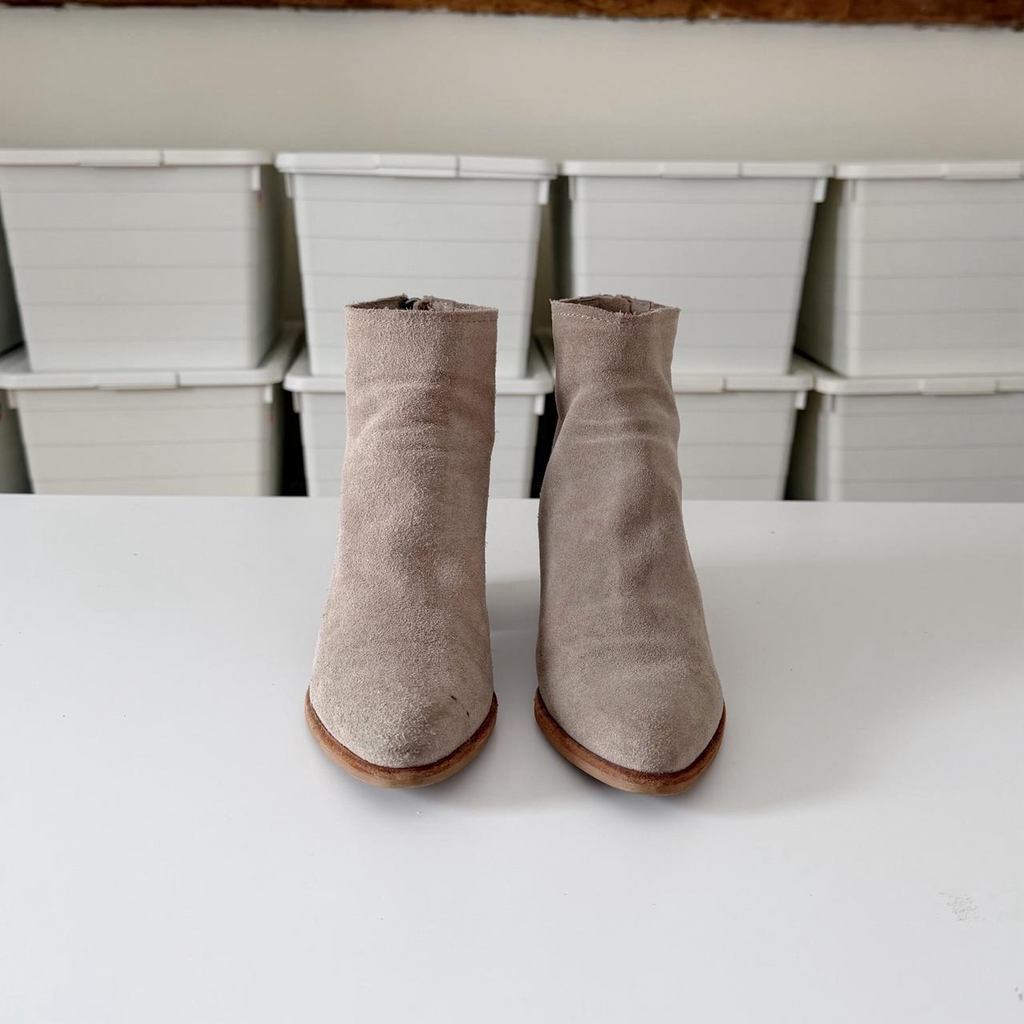 Dolce Vita Cassius Ankle Boot in Taupe Suede Size 6